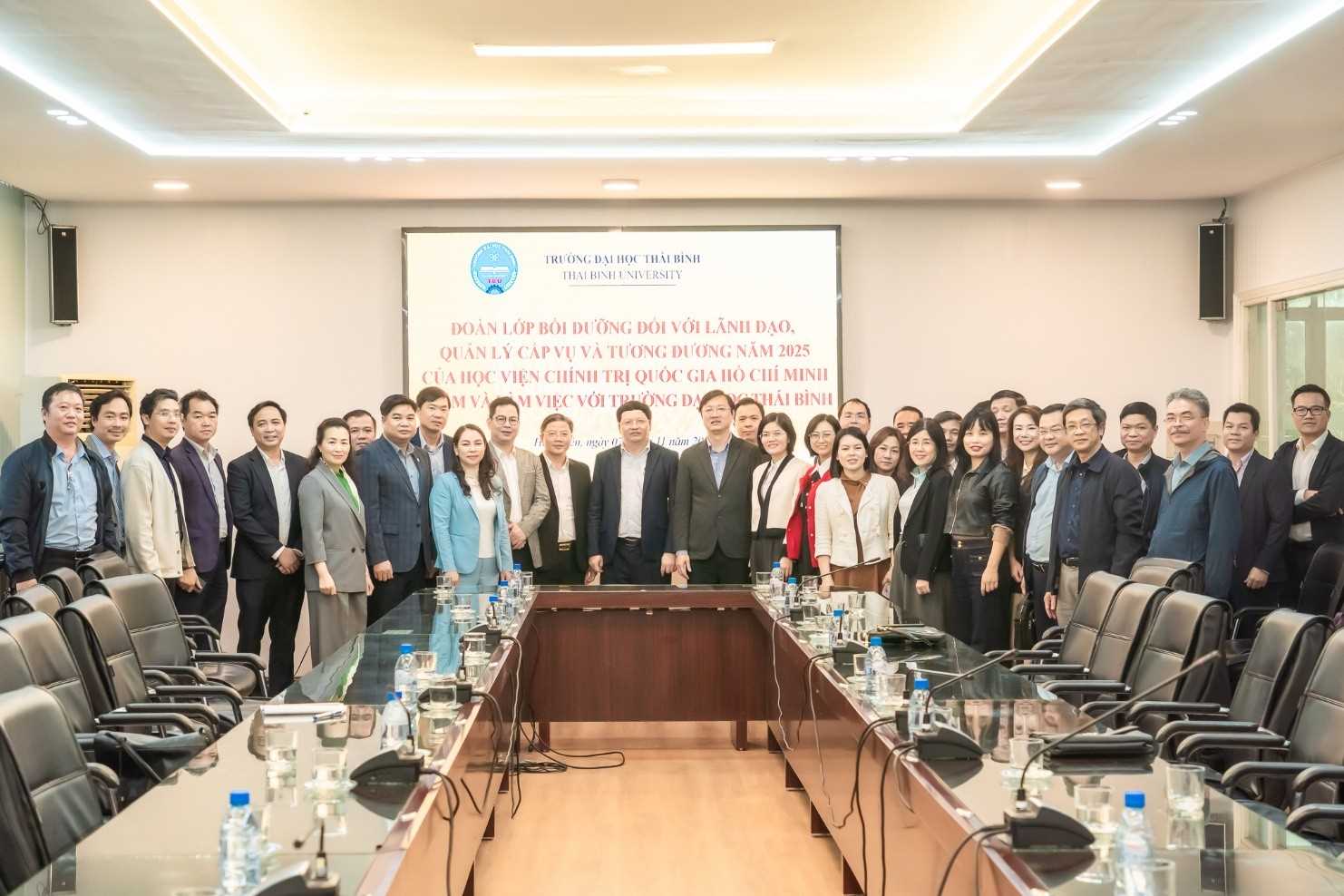 TIẾP VÀ LÀM VIỆC VỚI ĐOÀN LỚP BỒI DƯỠNG LÃNH ĐẠO, QUẢN LÝ CẤP VỤ VÀ TƯƠNG ĐƯƠNG NĂM 2025 CỦA HỌC VIỆN CHÍNH TRỊ QUỐC GIA HỒ CHÍ MINH TRONG CHUYẾN ĐI THỰC TIỄN